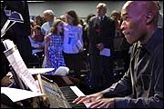 Jazz pianist Darrell Grant performs at the 2007 UUA General Assembly (Nancy Pierce/UUA)